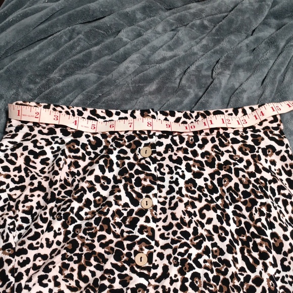 Mini skirt. - Picture 3 of 5